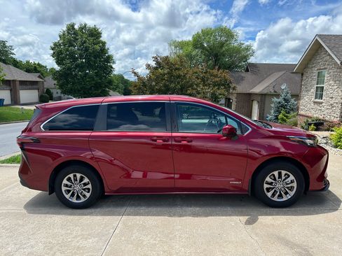 Used 2021 Toyota Sienna LE FWD image 5