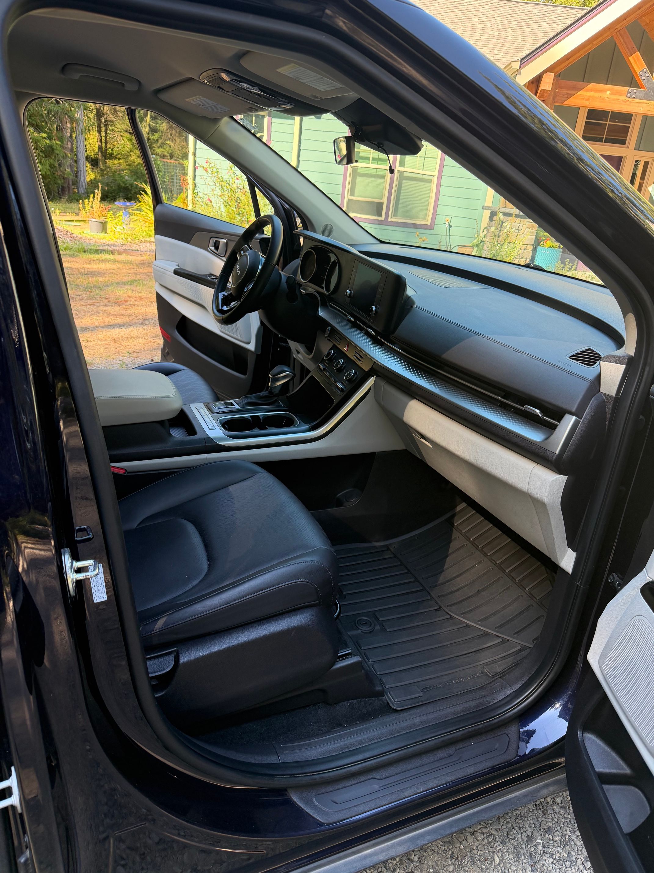 Used 2024 Kia Carnival LX FWD image 11