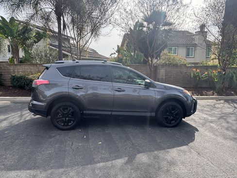 Used 2018 Toyota RAV4 LE image 5