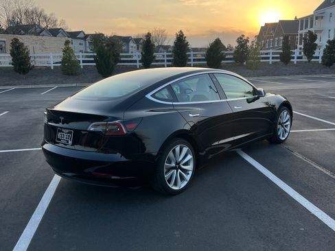 Used 2018 Tesla Model 3 Mid Range image 2