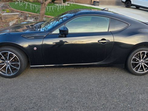 Used 2017 Toyota 86 image 2