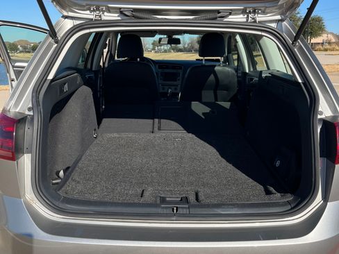 Used 2017 Volkswagen Golf SE image 12