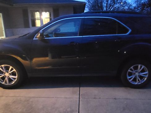 Used 2017 Chevrolet Equinox LT image 2