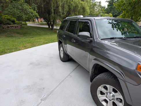 Used 2018 Toyota 4Runner SR5 AWD/4WD image 6