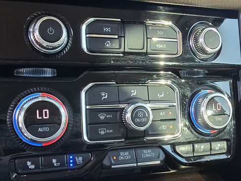 Used 2022 GMC Yukon XL Denali w/ Advanced Technology Package AWD/4WD image 12