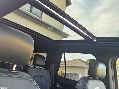 Used 2022 Ford Expedition Platinum image 9