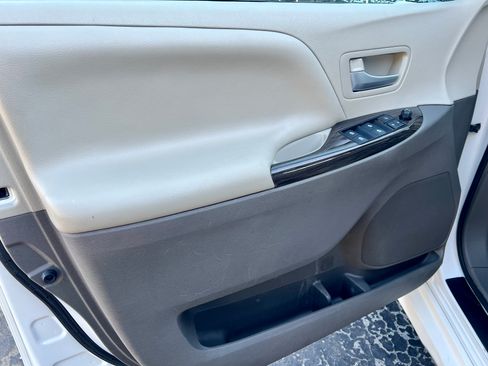 Used 2018 Toyota Sienna XLE image 17