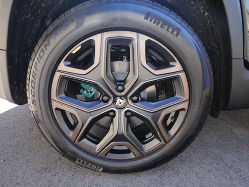 Used 2026 Rivian R1T Premium image 16