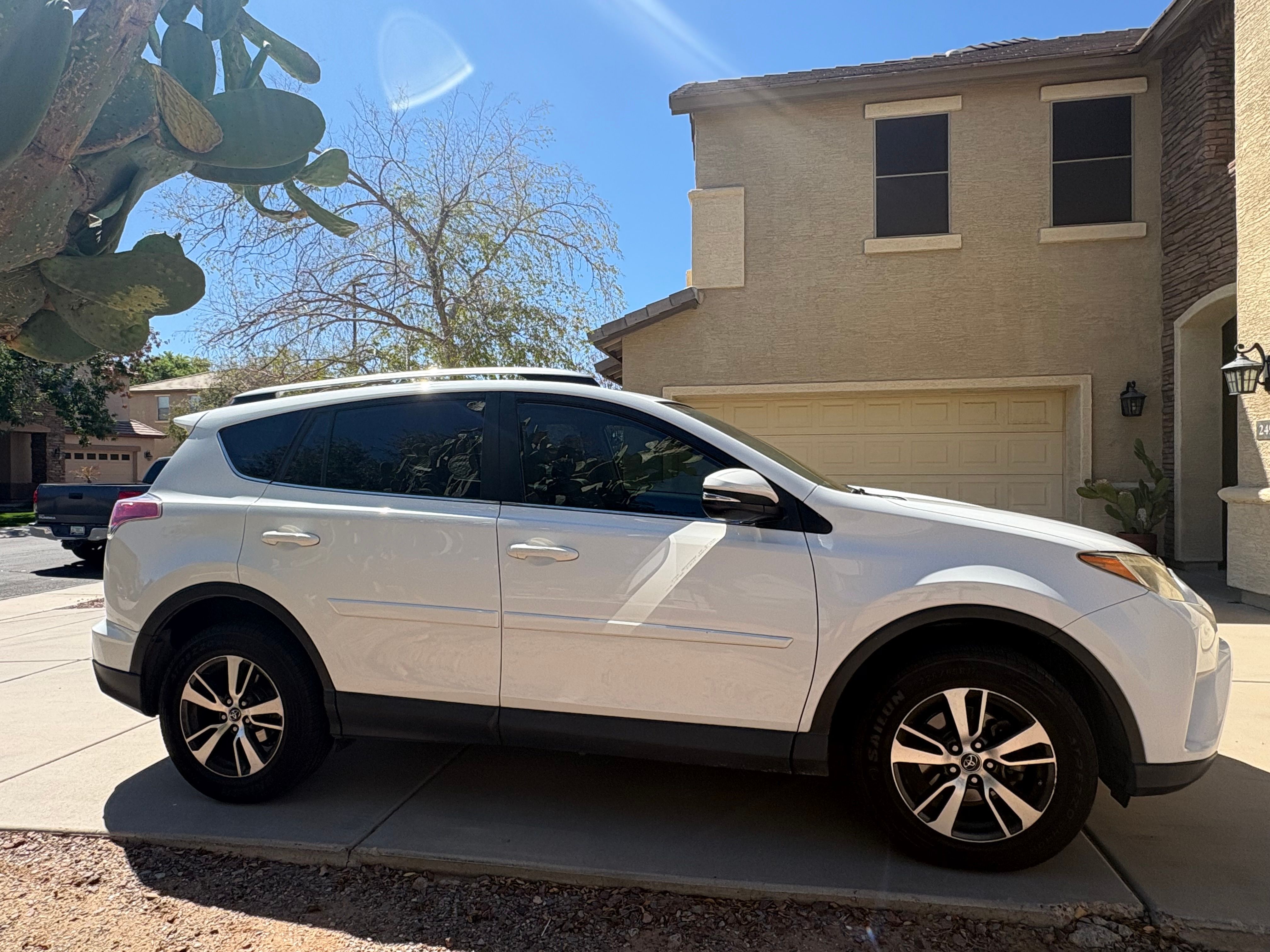 Used 2017 Toyota RAV4 XLE w/ Carpet Mat Package FWD image 4