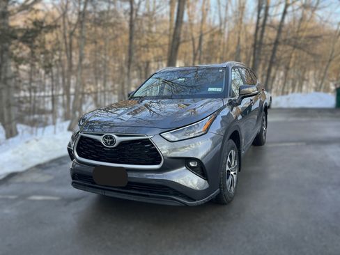Used 2025 Toyota Highlander XLE image 1
