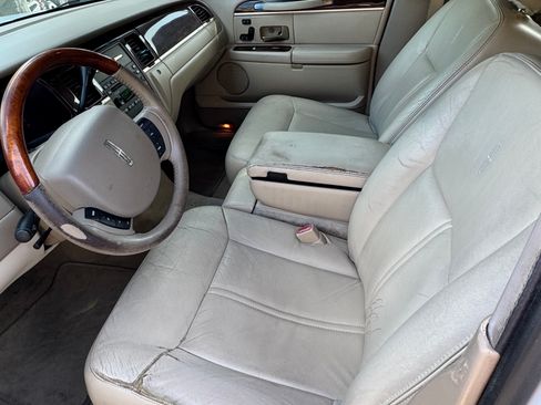 Used 2008 Lincoln Town Car Signature Limited image 10