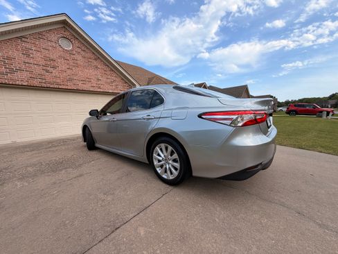 Used 2019 Toyota Camry LE FWD image 10