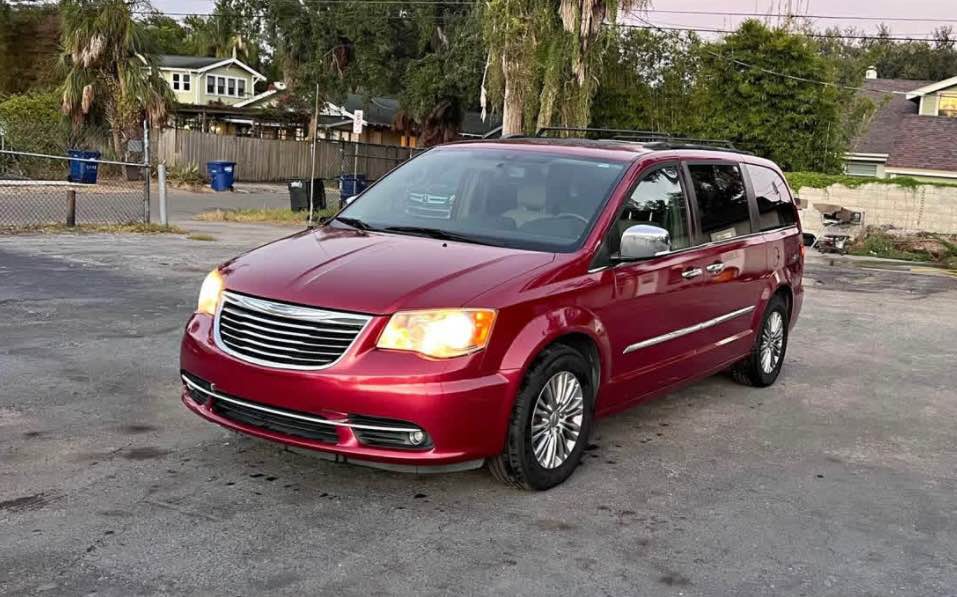 Used 2016 Chrysler Town & Country Touring-L FWD image 4
