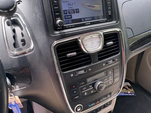 Used 2011 Chrysler Town & Country Touring-L w/ Entertainment Group #2 FWD image 12