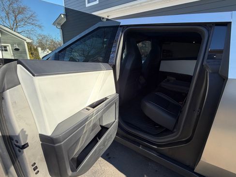 Used 2024 Tesla Cybertruck AWD Crew Cab image 11