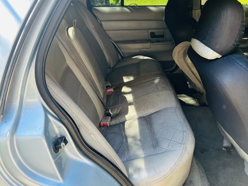 Used 2004 Ford Crown Victoria LX image 5