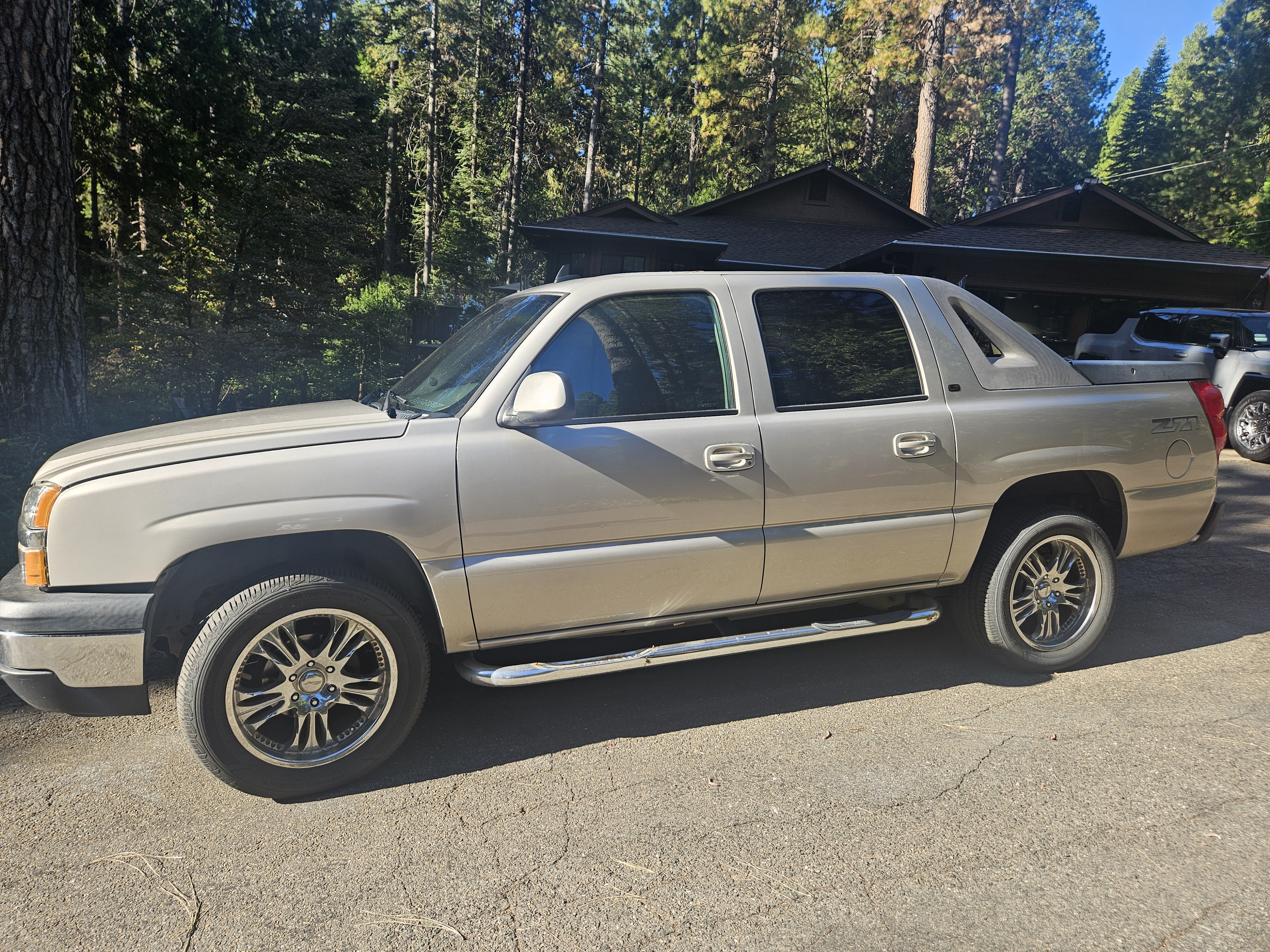 Used 2006 Chevrolet Avalanche Z71 w/ Sun And Sound Package AWD/4WD image 2