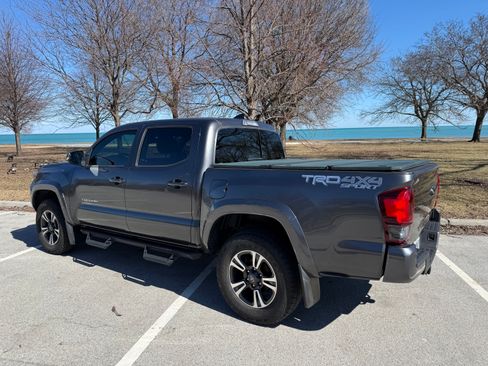 Used 2018 Toyota Tacoma TRD Sport w/ Technology Package image 6