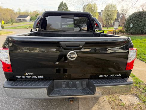 Used 2018 Nissan Titan SV image 19
