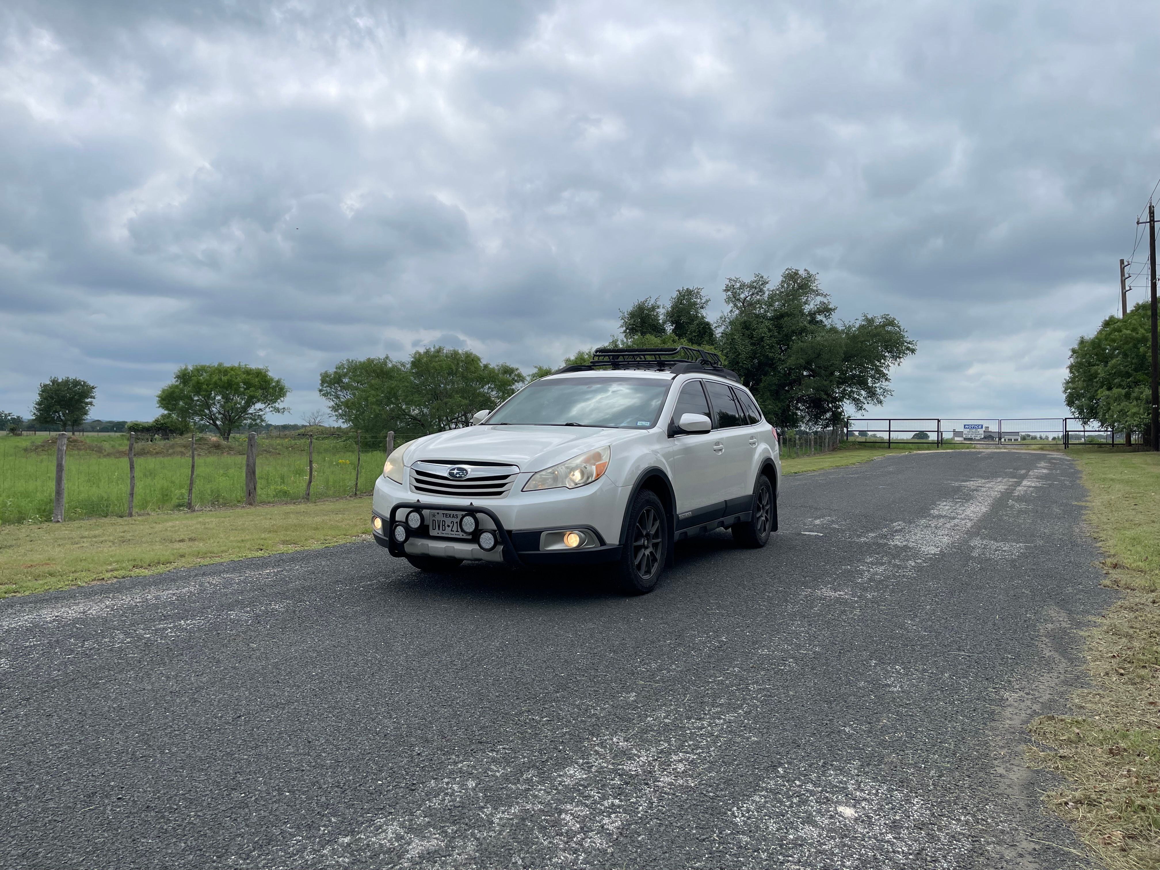 Used 2012 Subaru Outback 3.6R Limited w/ Moonroof Pkg AWD/4WD image 4