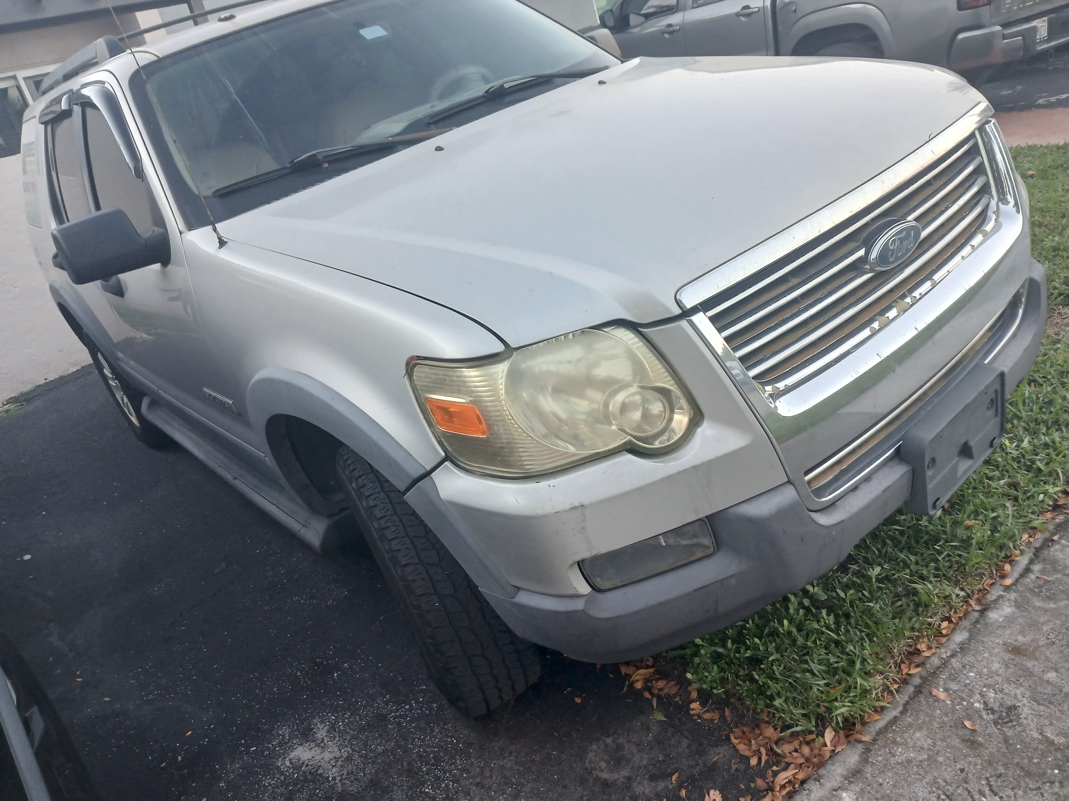 Used 2006 Ford Explorer XLT RWD image 2