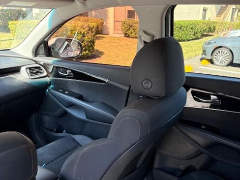 Used 2020 Kia Sorento LX image 10