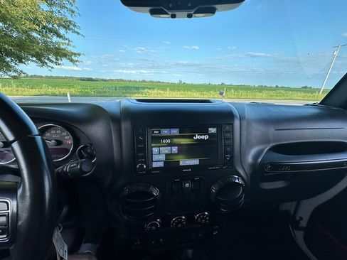 Used 2017 Jeep Wrangler Rubicon AWD/4WD image 12