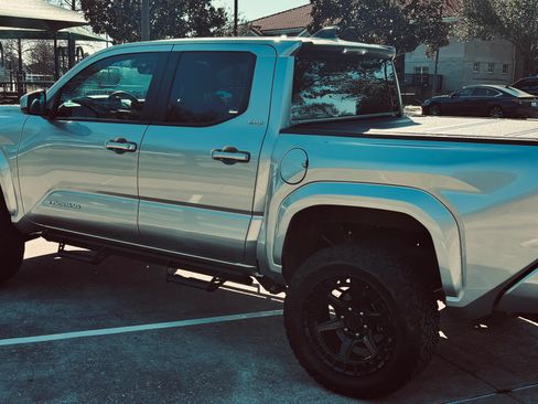 Used 2025 Toyota Tacoma SR5 image 5