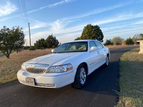 Used 2011 Lincoln Town Car Signature Limited image 5