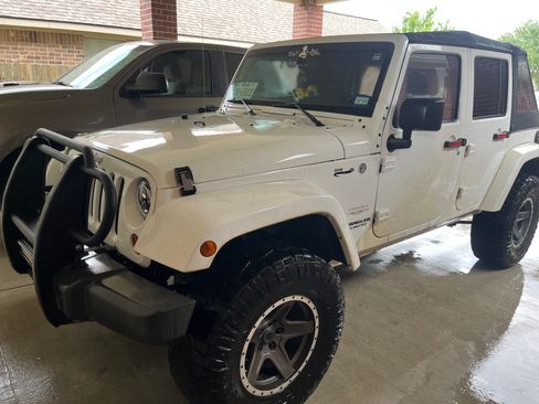 Used 2013 Jeep Wrangler Unlimited Sahara w/ Connectivity Group AWD/4WD image 1