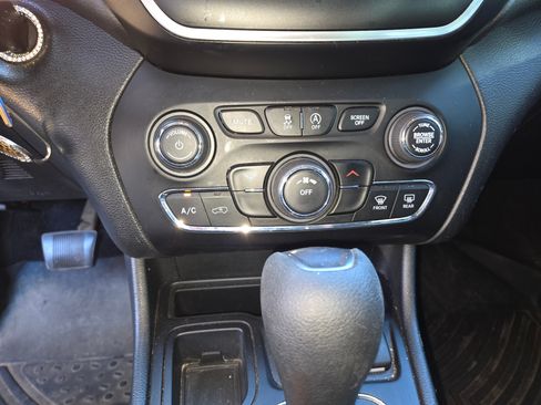 Used 2019 Jeep Cherokee Latitude w/ Popular Appearance Group image 13