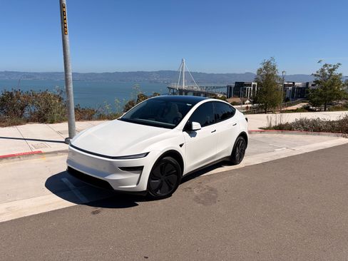Used 2026 Tesla Model Y Long Range RWD image 1