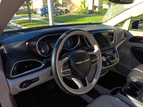 Used 2017 Chrysler Pacifica Limited w/ UConnect Theater Package image 10