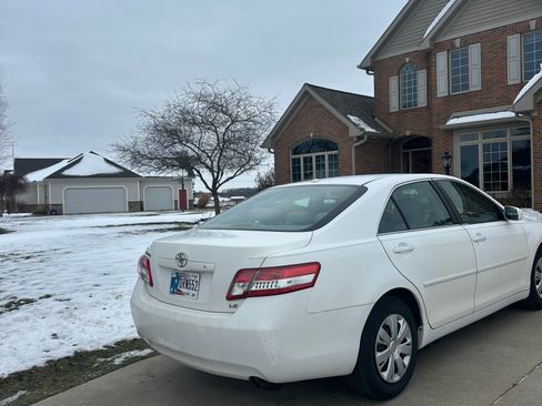Used 2010 Toyota Camry LE image 3