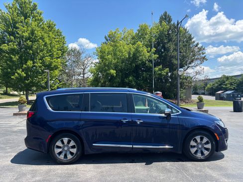 Used 2017 Chrysler Pacifica Platinum FWD image 4
