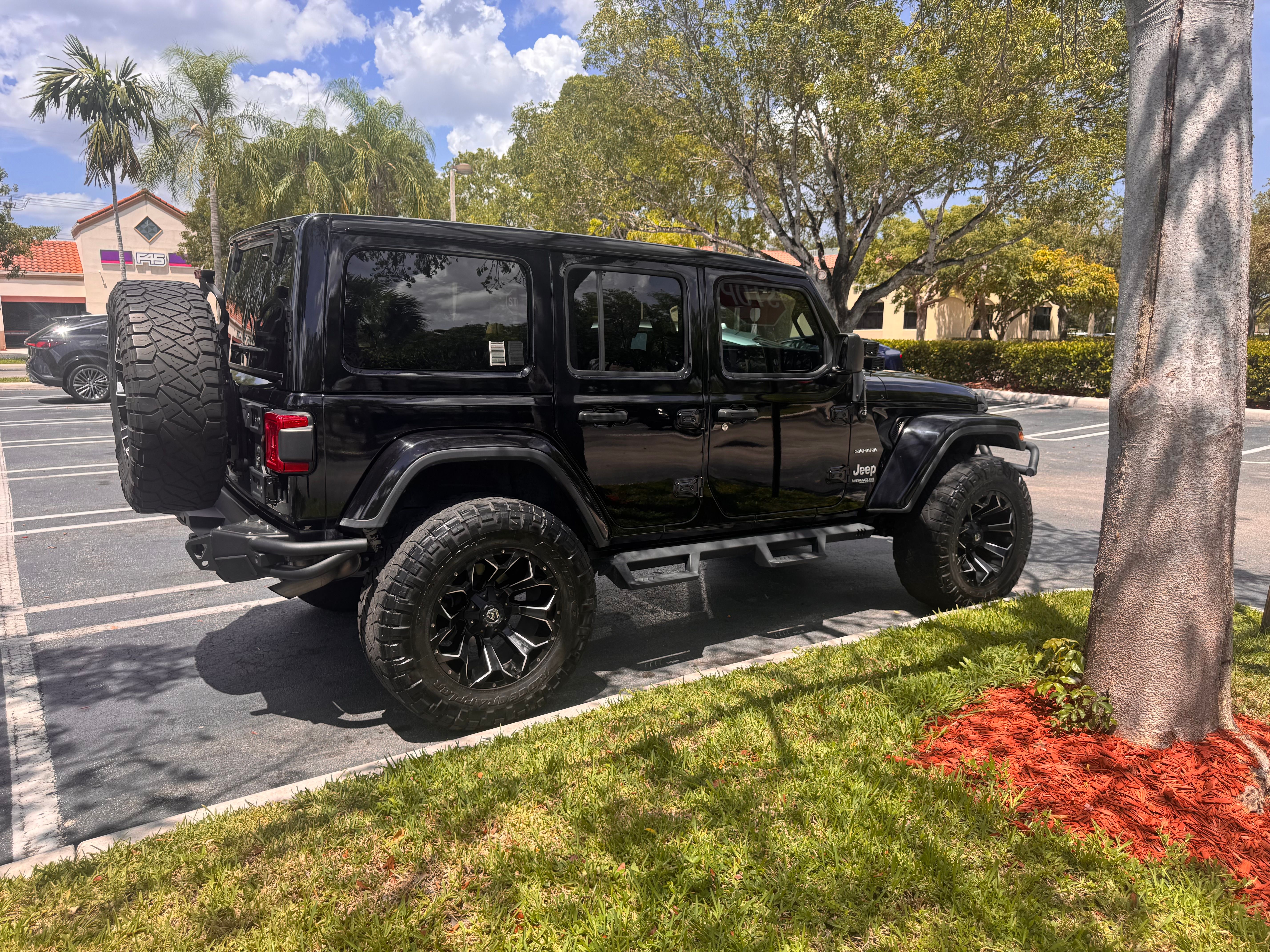 Used 2020 Jeep Wrangler Unlimited Sahara AWD/4WD image 5
