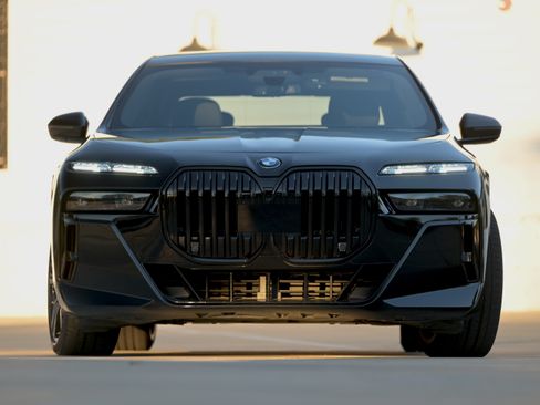 Used 2023 BMW 760i xDrive w/ Executive Package image 10