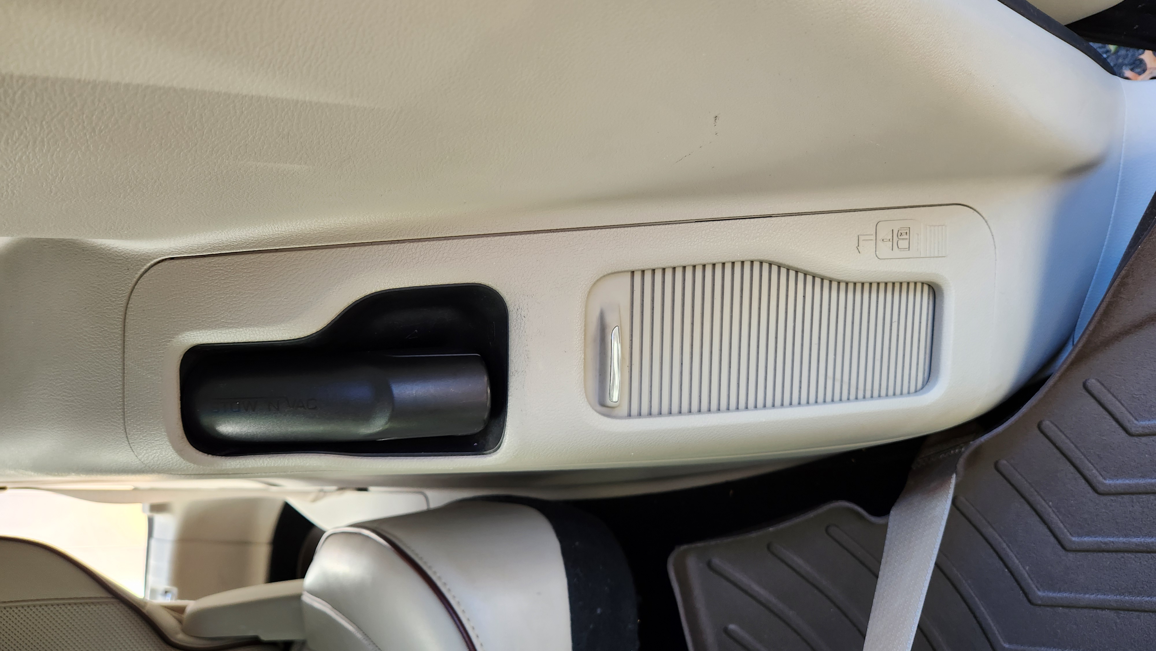 Used 2017 Chrysler Pacifica Limited w/ UConnect Theater Package FWD image 16