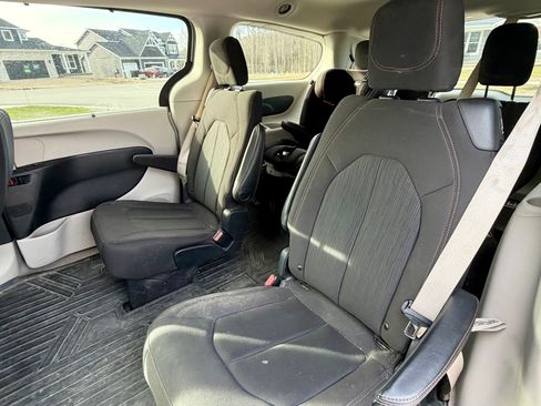 Used 2019 Chrysler Pacifica Touring Plus image 10