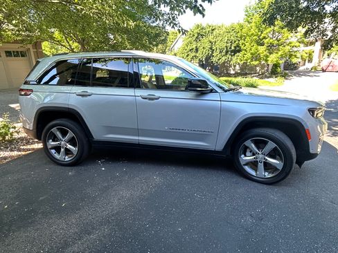 Used 2022 Jeep Grand Cherokee Limited w/ Luxury Tech Group II AWD/4WD image 1
