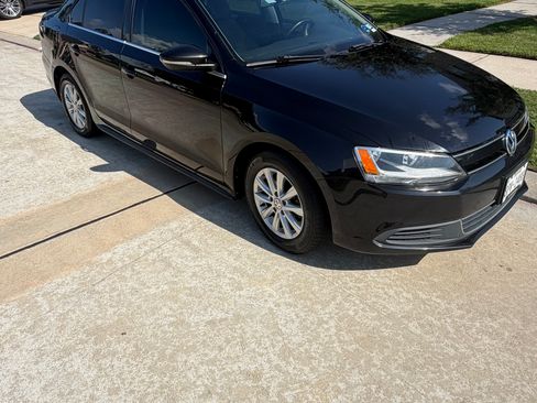 Used 2013 Volkswagen Jetta SE FWD image 2