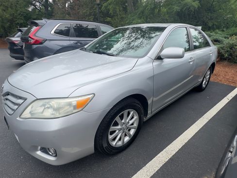 Used 2011 Toyota Camry XLE w/ SE/XLE Extra-Value Pkg FWD image 1