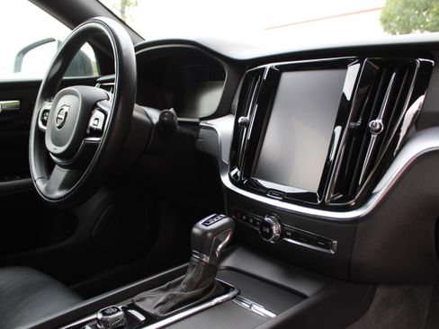 Used 2020 Volvo V60 T5 Momentum FWD image 16
