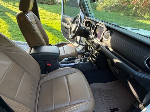 Used 2020 Jeep Wrangler Unlimited Sahara AWD/4WD image 16