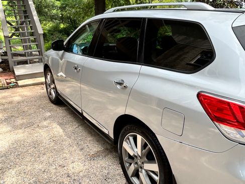 Used 2016 Nissan Pathfinder Platinum w/ Family Entertainment Package FWD image 6