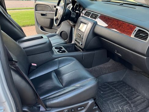 Used 2014 GMC Yukon XL SLT w/ SLT-2 Equipment Package image 17