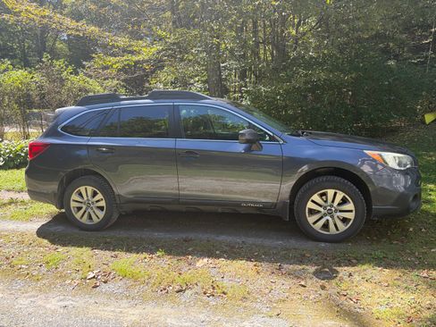 Used 2016 Subaru Outback 2.5i Premium AWD/4WD image 2