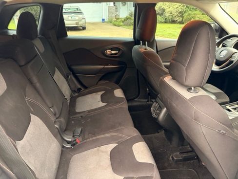 Used 2016 Jeep Cherokee Sport FWD image 8