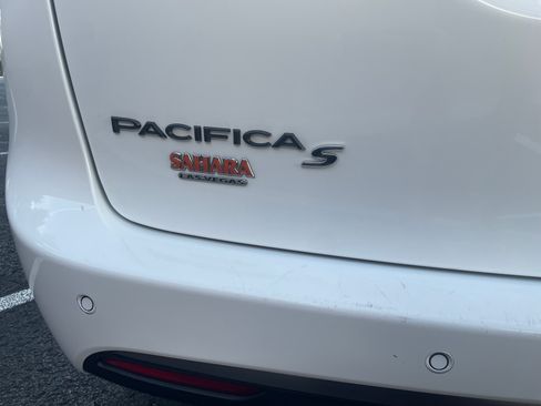 Used 2023 Chrysler Pacifica Touring-L w/ S Appearance Package image 11