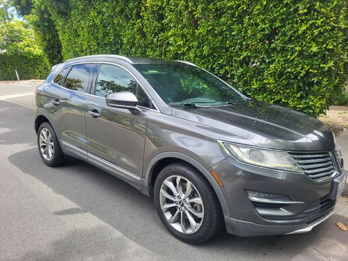 Used 2017 Lincoln MKC Select w/ Select Plus Package FWD image 2